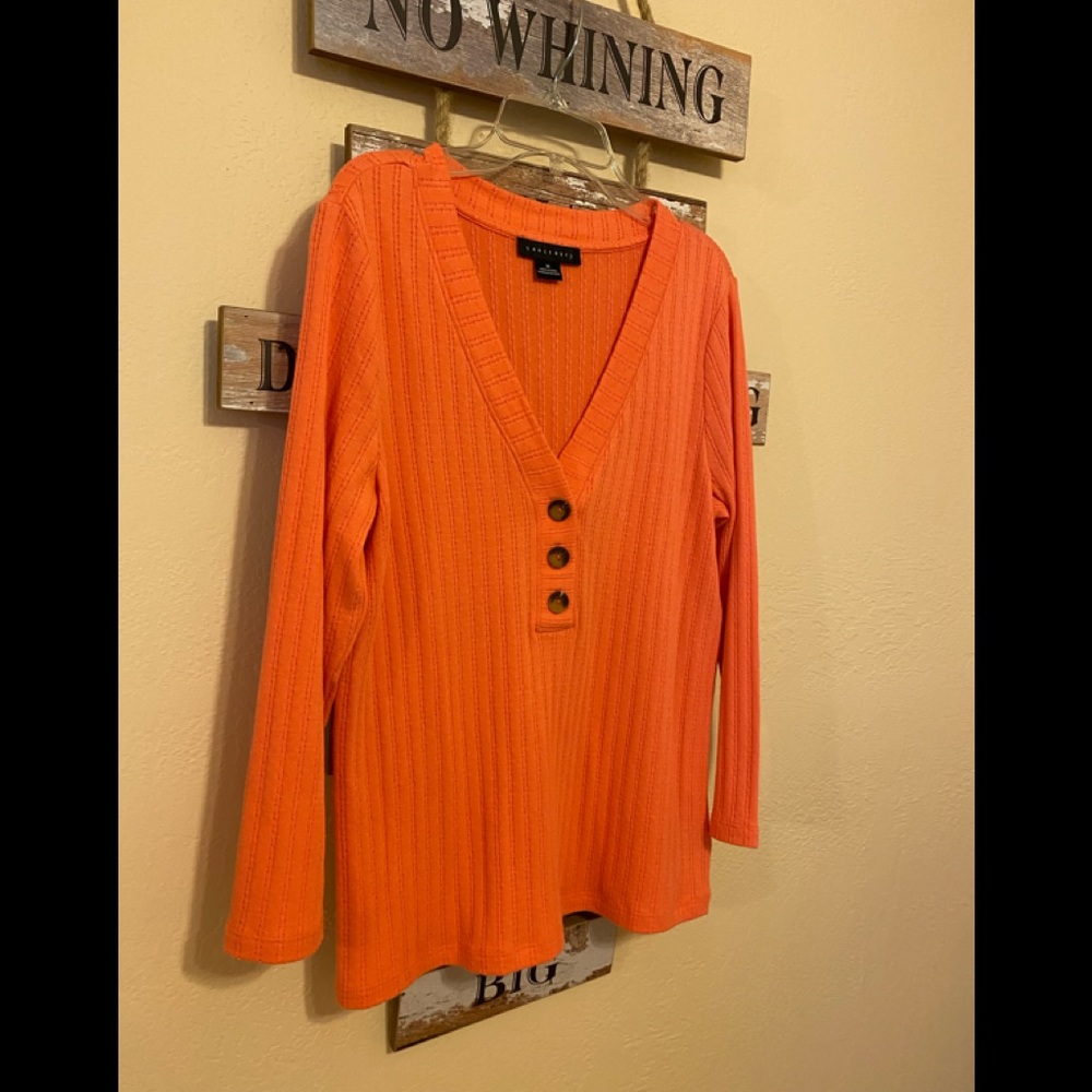 Light weight sweater in a gorgeous peach color. Size Medium